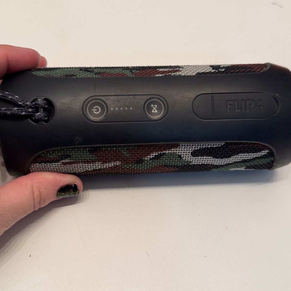 JBL Flip 4 in Camo - Picture 3 of 6